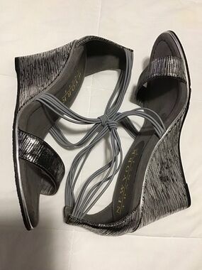 New York Transit Metallic Gray Strappy Wedge Sandals Size 8